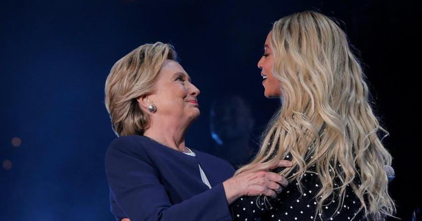 Hillary Clinton e   Beyoncè, popstar che la sostiene, al concerto a Cleveland, Ohio. 